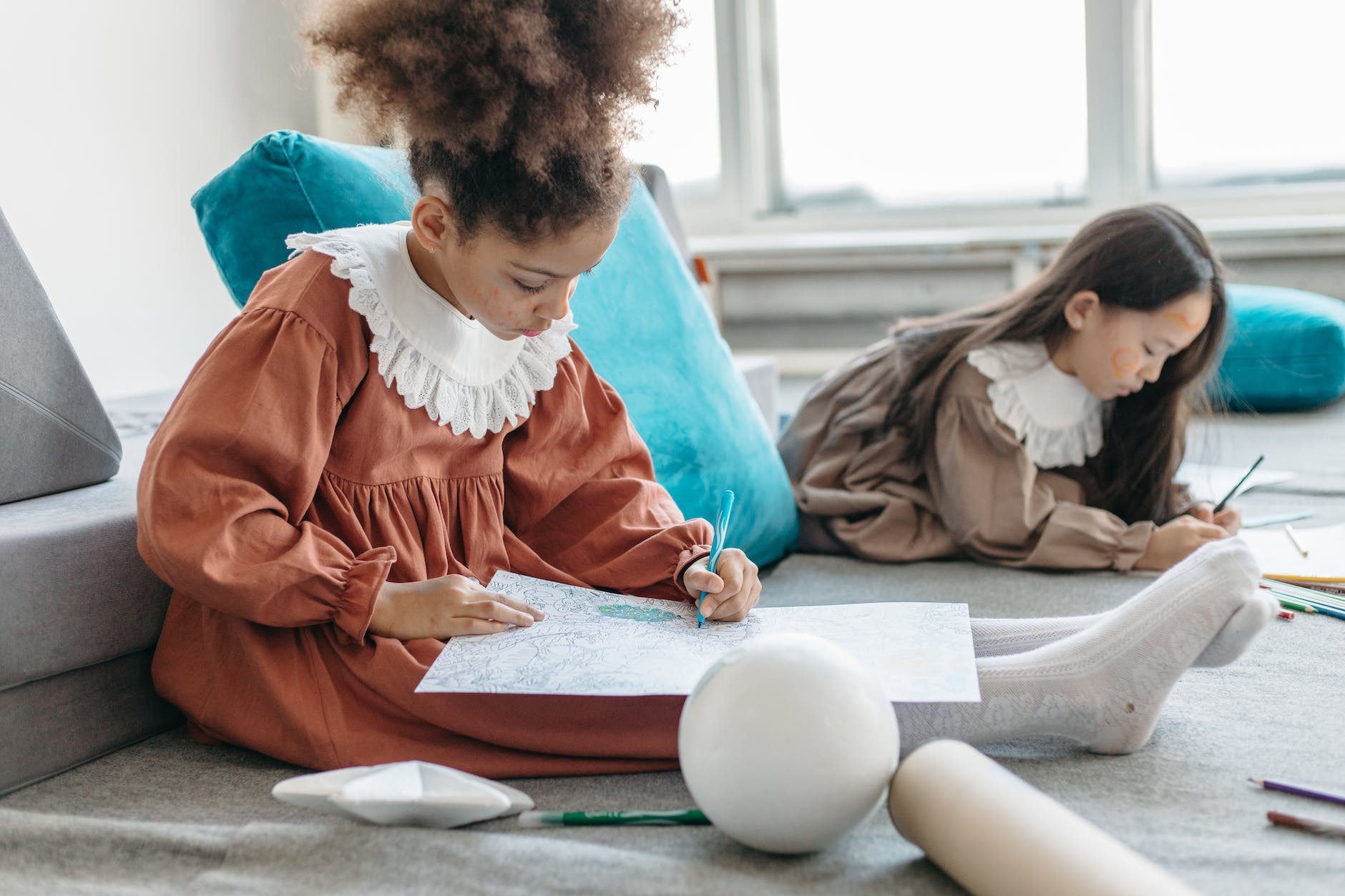 9 Puzzle games for kids: girl in red dress sitting on red textile